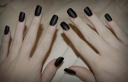 esmalte de uñas negro